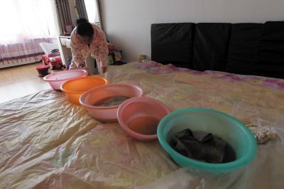 嫩江楼上漏水，住户失联，小区没物管，业主维权难！律师来支招……